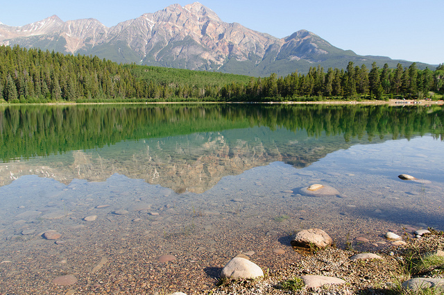 Mountains and lake in Jasper, Alberta, Canada
